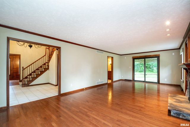 6729 N Mount Hawley Road, Peoria, IL 61614