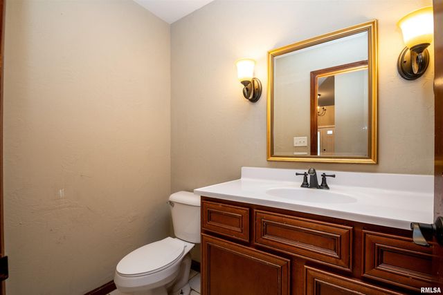 6729 N Mount Hawley Road, Peoria, IL 61614