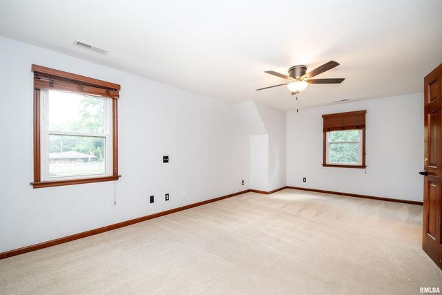 6729 N Mount Hawley Road, Peoria, IL 61614