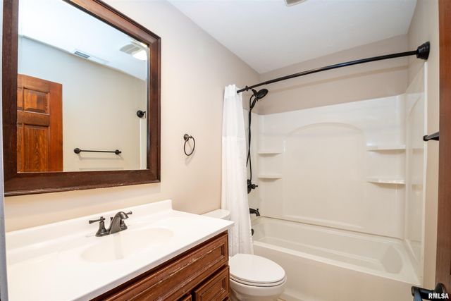 6729 N Mount Hawley Road, Peoria, IL 61614