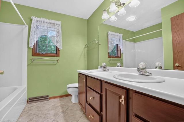1952 Audubon Drive, Waterloo, IA 50701
