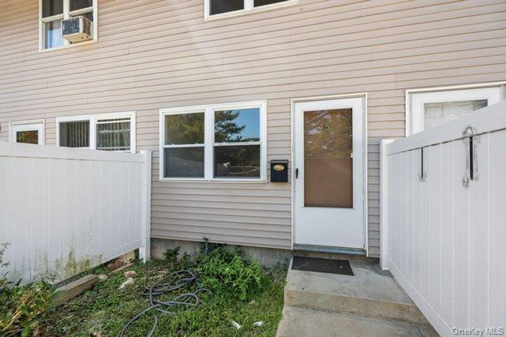 62 Townhouse Road N 62, Huntington Station, NY 11746 — photo 4
