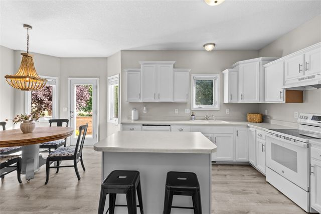 12204 Valdez Drive, Urbandale, IA 50323