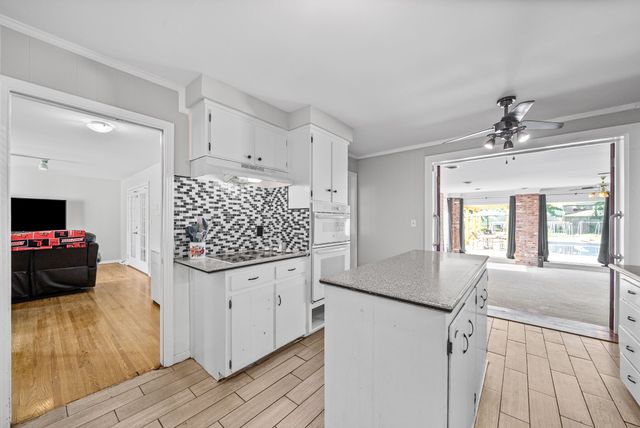 2154 N Meadow Dr, Clarksville, TN 37043