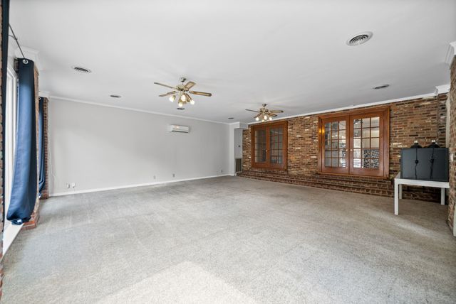 2154 N Meadow Dr, Clarksville, TN 37043