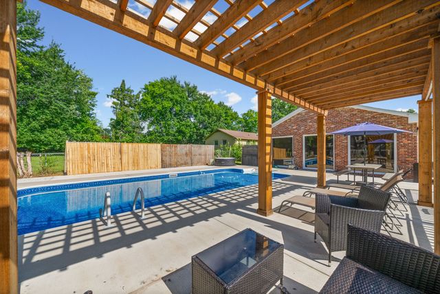 2154 N Meadow Dr, Clarksville, TN 37043