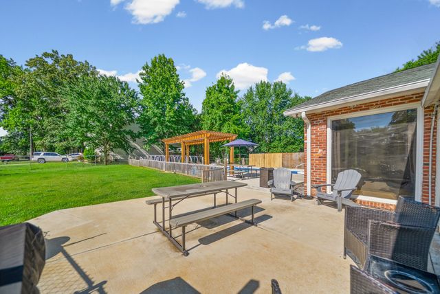 2154 N Meadow Dr, Clarksville, TN 37043
