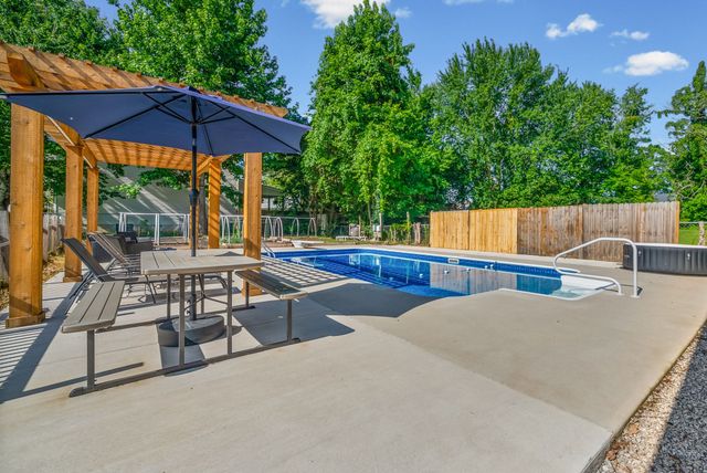 2154 N Meadow Dr, Clarksville, TN 37043