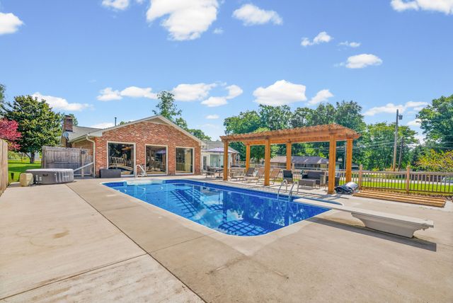 2154 N Meadow Dr, Clarksville, TN 37043