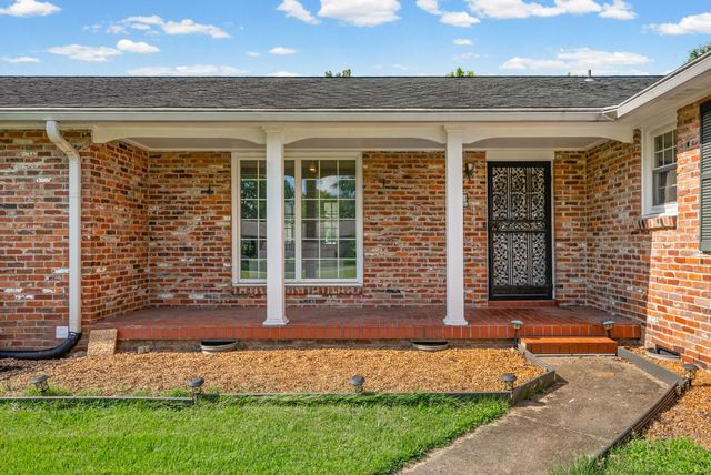 2154 N Meadow Dr, Clarksville, TN 37043