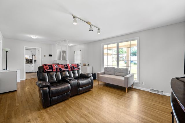 2154 N Meadow Dr, Clarksville, TN 37043