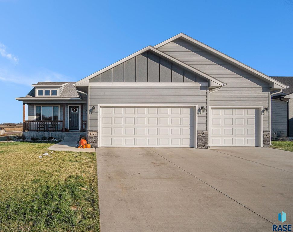 1120 Cypress Ave Avenue, Madison, SD 57042