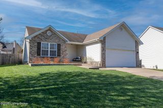 308 Woodland Lakes Dr, La Grange, KY 40031