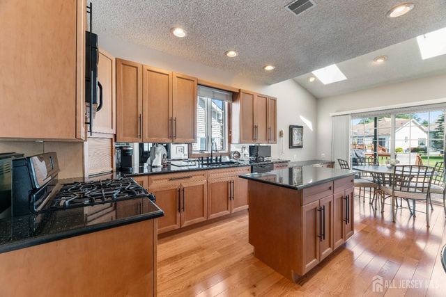 9 Westminster Drive, Monroe, NJ 08831
