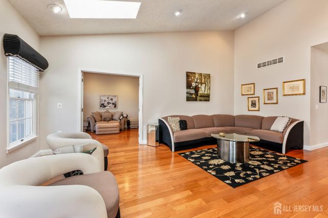9 Westminster Drive, Monroe, NJ 08831
