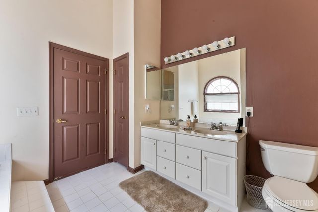 9 Westminster Drive, Monroe, NJ 08831