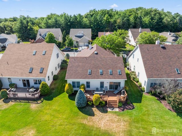 9 Westminster Drive, Monroe, NJ 08831