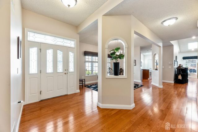9 Westminster Drive, Monroe, NJ 08831