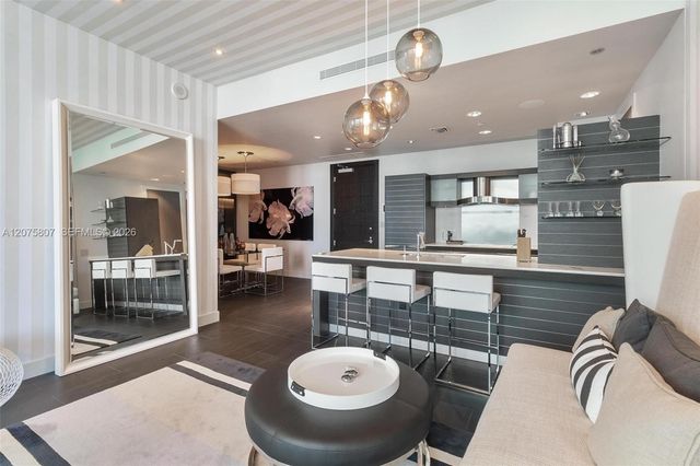 200 Biscayne Boulevard Way 5211, Miami, FL 33131