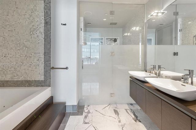 200 Biscayne Boulevard Way 5211, Miami, FL 33131