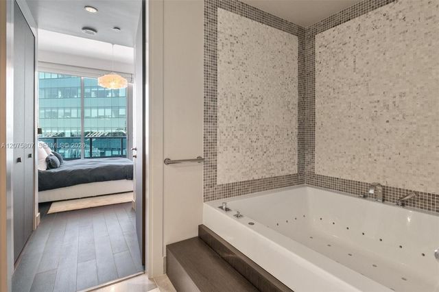 200 Biscayne Boulevard Way 5211, Miami, FL 33131