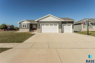 804 Johnson Creek Ct, Harrisburg, SD 57032