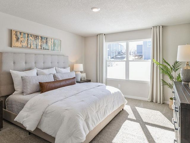 2135 Bluff Heights Drive, Shakopee, MN 55379