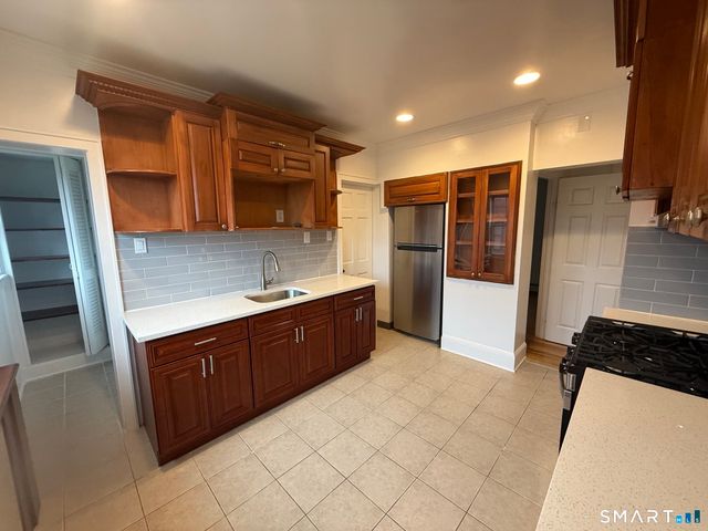 293 Beechmont Avenue 2nd floor, Bridgeport, CT 06606