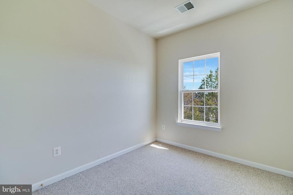 Image 16 of property listing at 136 RIVERWATCH DR, Indian Head, MD 20640