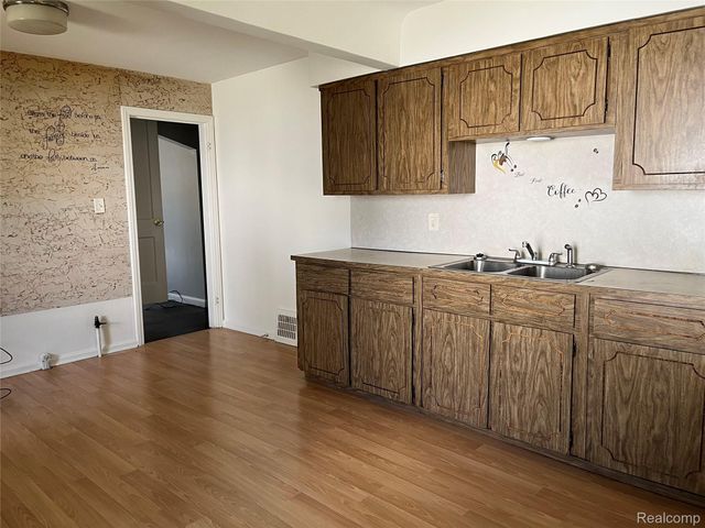 22495 Tuscany Avenue, Eastpointe, MI 48021