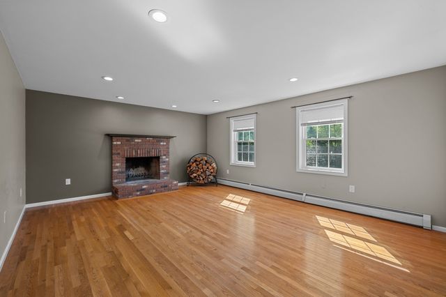71 Nichols St, Holden, MA 01522