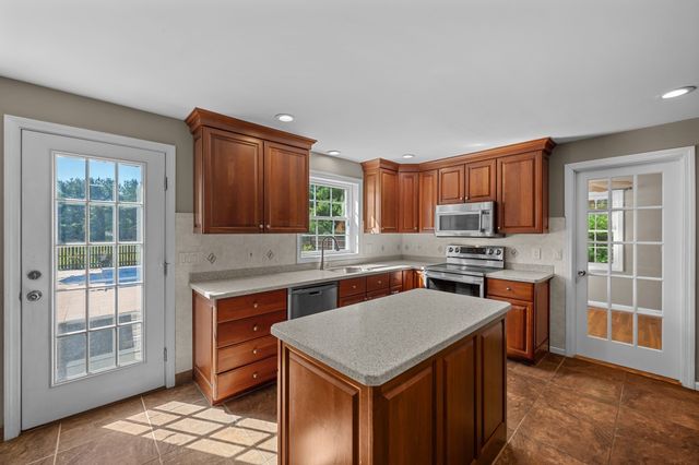 71 Nichols St, Holden, MA 01522