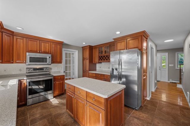 71 Nichols St, Holden, MA 01522