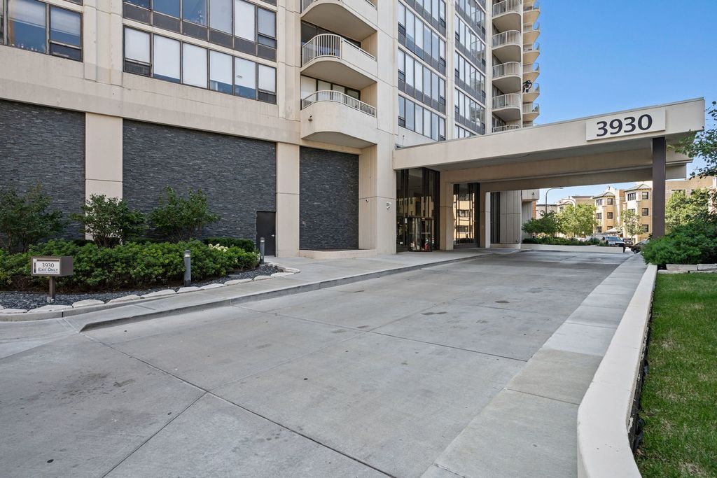 3930 N Pine Grove Avenue 2010, Chicago, IL 60613