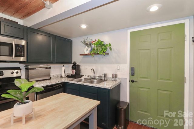 201 S Hoskins Road 315, Charlotte, NC 28208