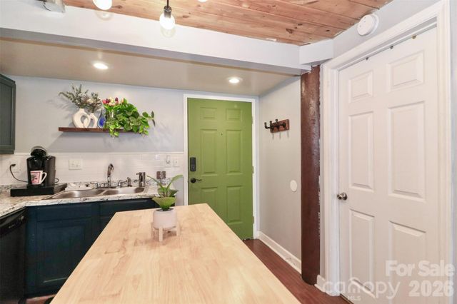 201 S Hoskins Road 315, Charlotte, NC 28208