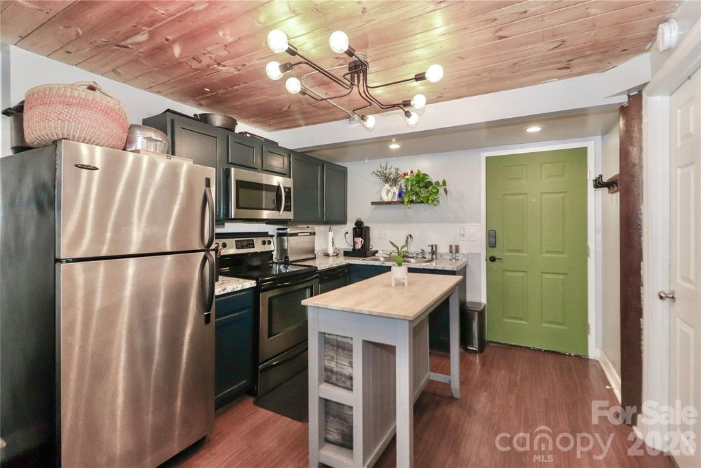 201 S Hoskins Road 315, Charlotte, NC 28208