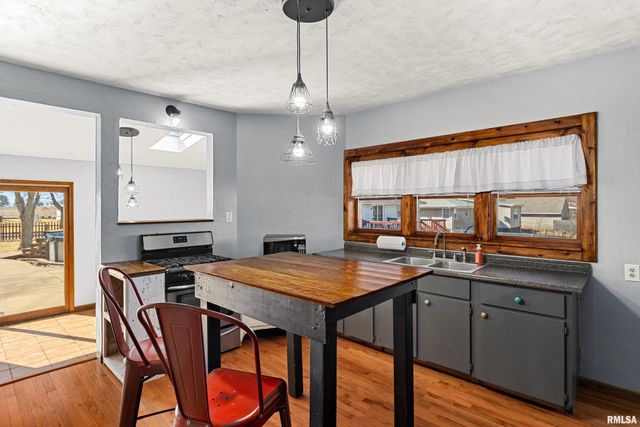 604 S PLEASANT HILL Road, East Peoria, IL 61611