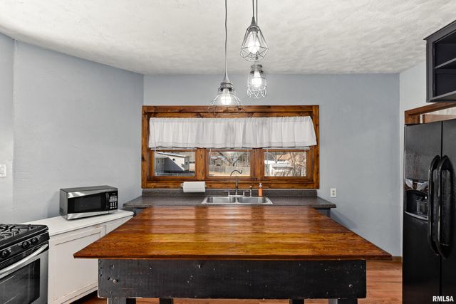 604 S PLEASANT HILL Road, East Peoria, IL 61611