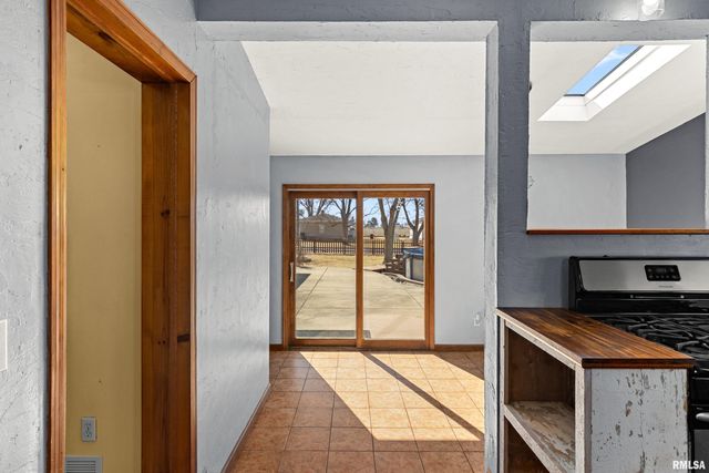 604 S PLEASANT HILL Road, East Peoria, IL 61611