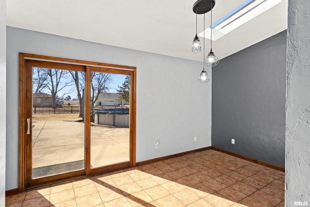 604 S PLEASANT HILL Road, East Peoria, IL 61611