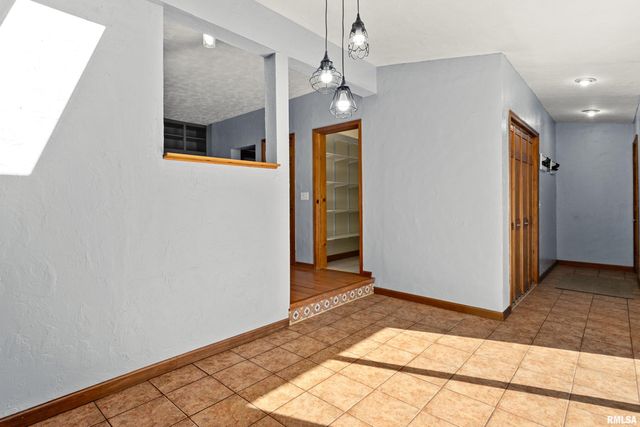 604 S PLEASANT HILL Road, East Peoria, IL 61611