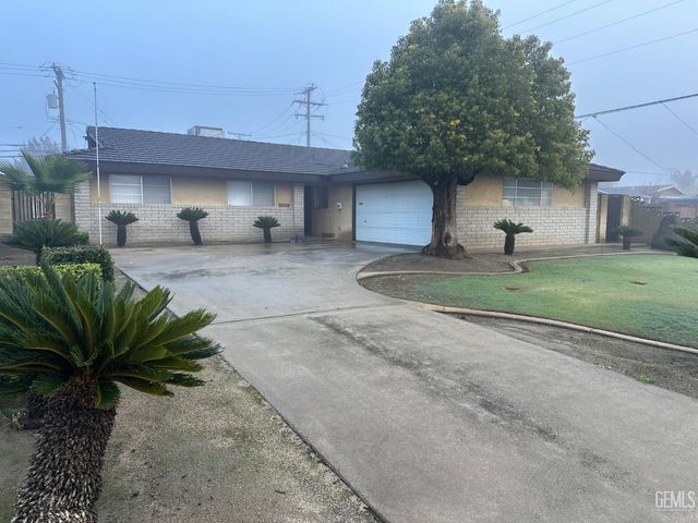 2031 8th Avenue, Delano, CA 93215