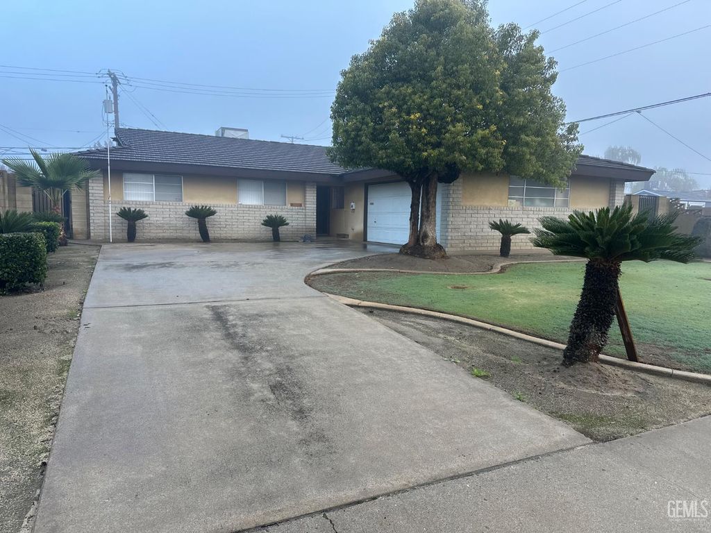 2031 8th Avenue, Delano, CA 93215