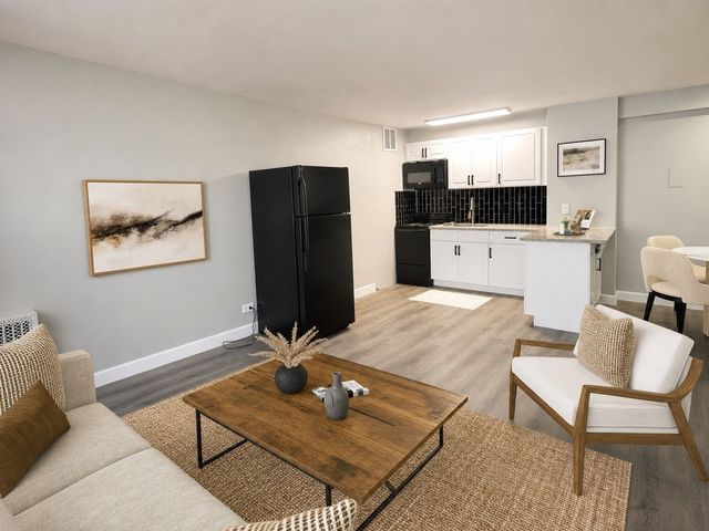 2610 W Balmoral Avenue 105, Chicago, IL 60625