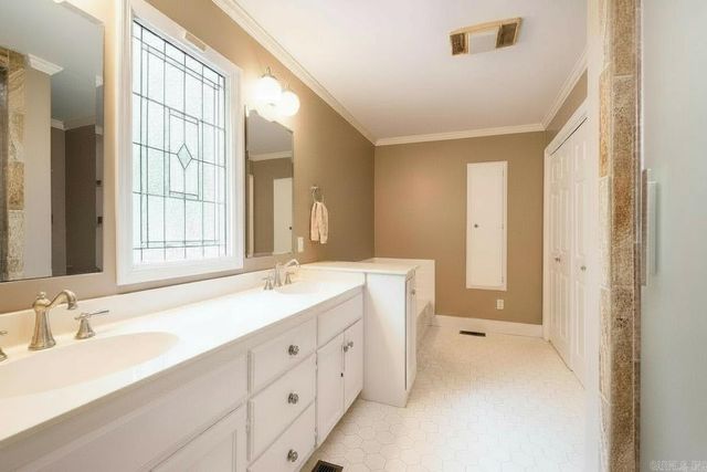 51 Saint Thomas Court, Little Rock, AR 72211