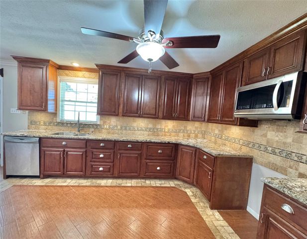 912 S 21st Street, Nederland, TX 77627