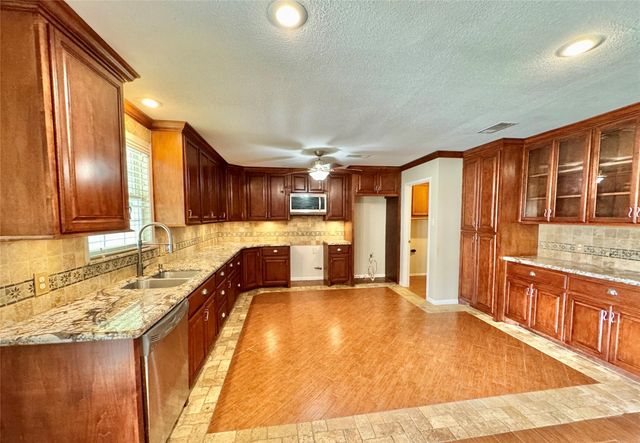 912 S 21st Street, Nederland, TX 77627