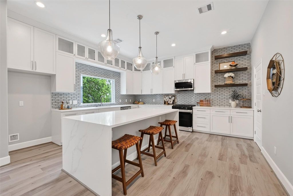 1122 W 16th Street D, Houston, TX 77008