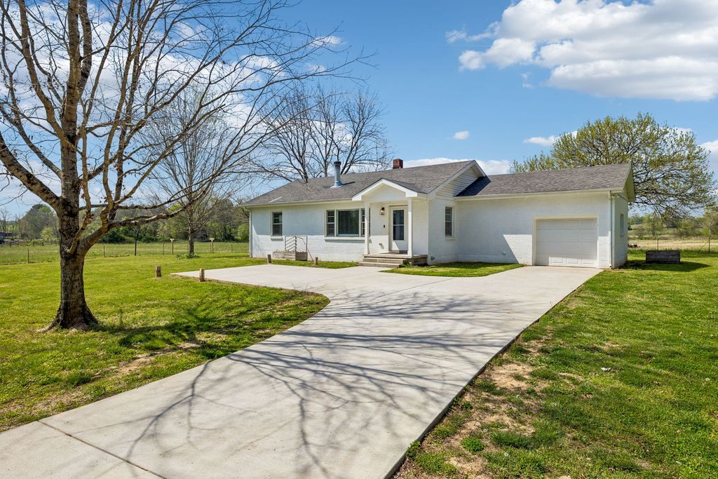 570 Piney Rd, W, Dickson, TN 37055